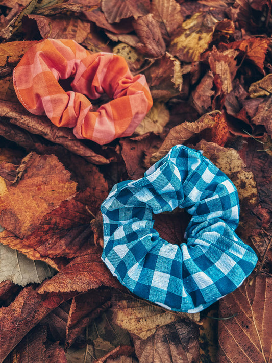 Scrunchie met roos-oranje ruitjes
