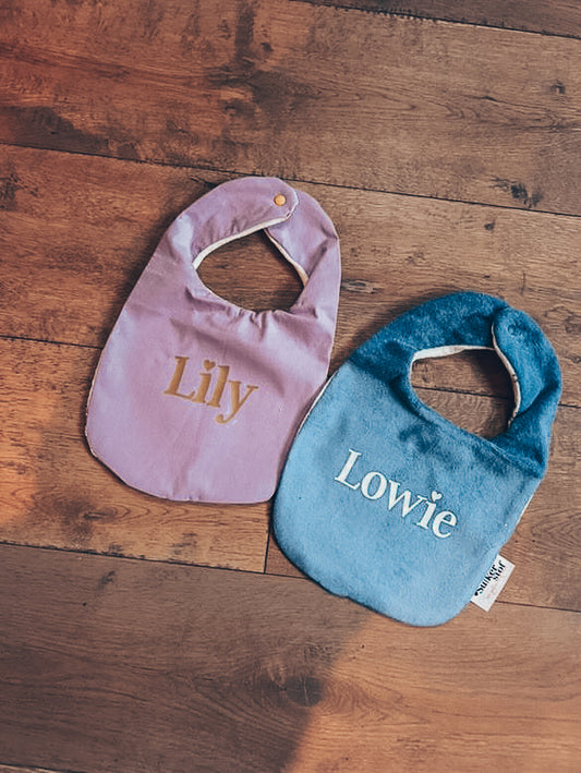 OP AANVRAAG: Slabbetje - met bedrukking naam (kleur en stof op aanvraag)