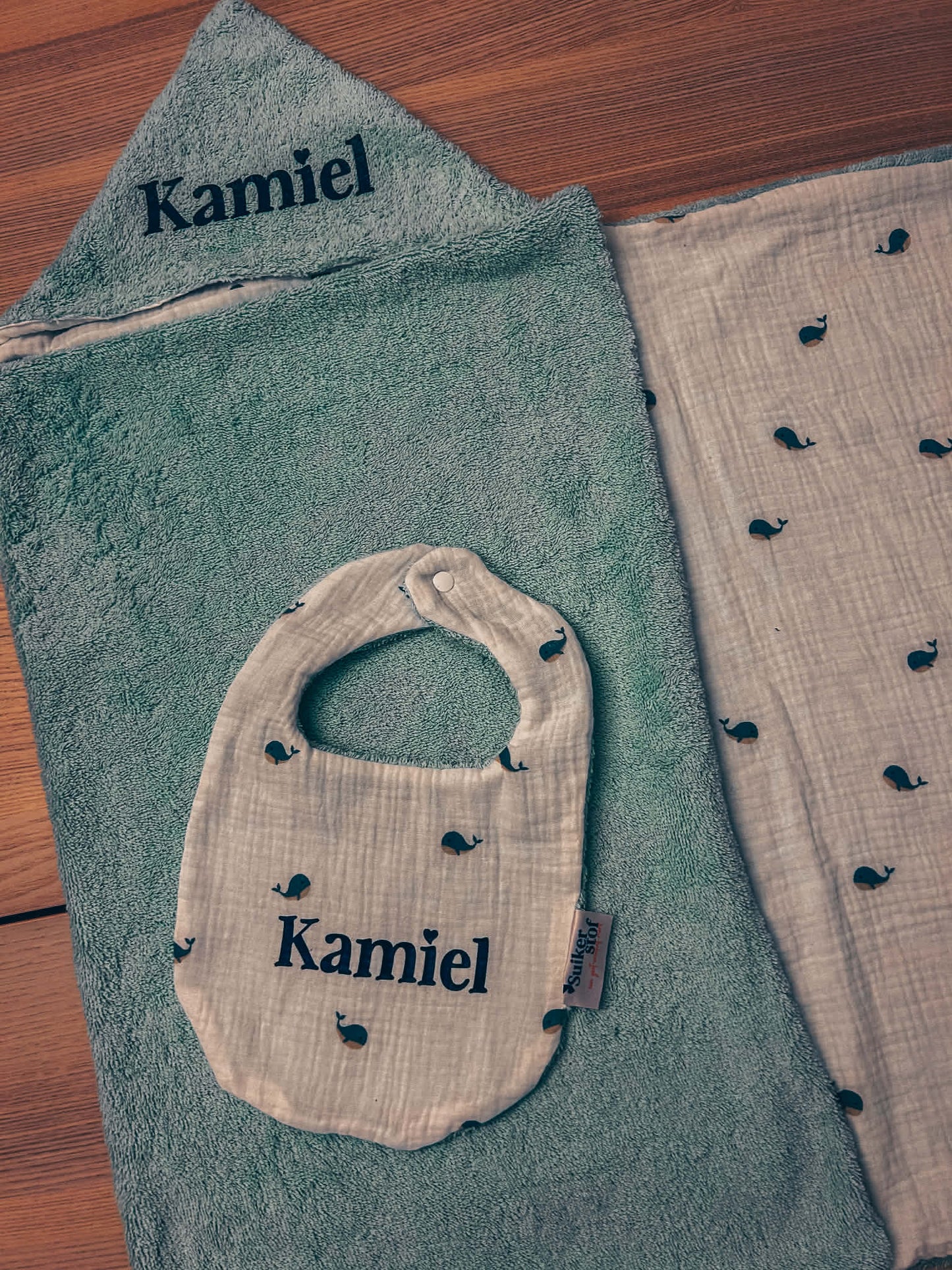 OP AANVRAAG: Matching babybadcape en slabbetje - met bedrukking naam (kleur en stof op aanvraag)