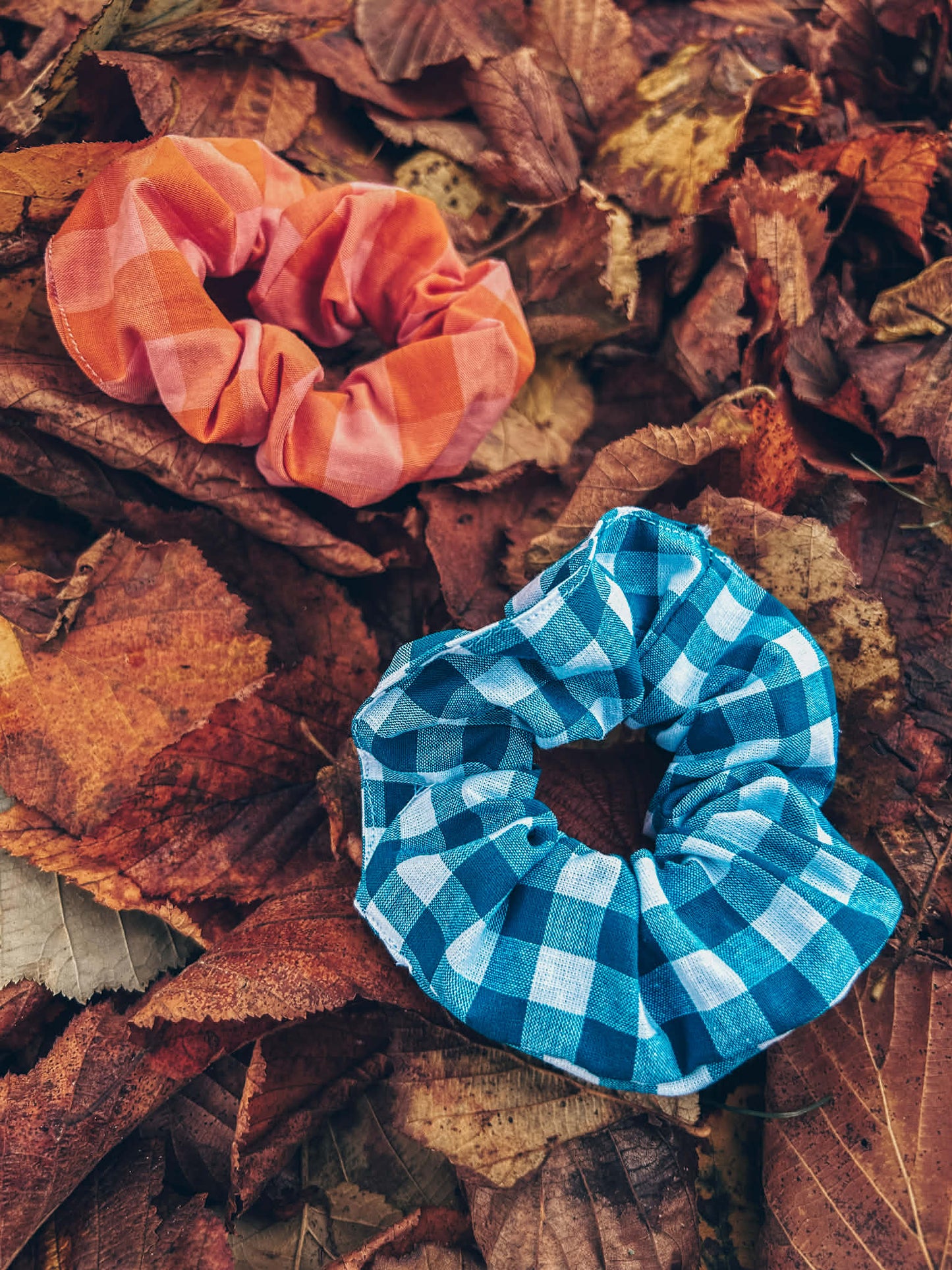 Scrunchie met roos-oranje ruitjes