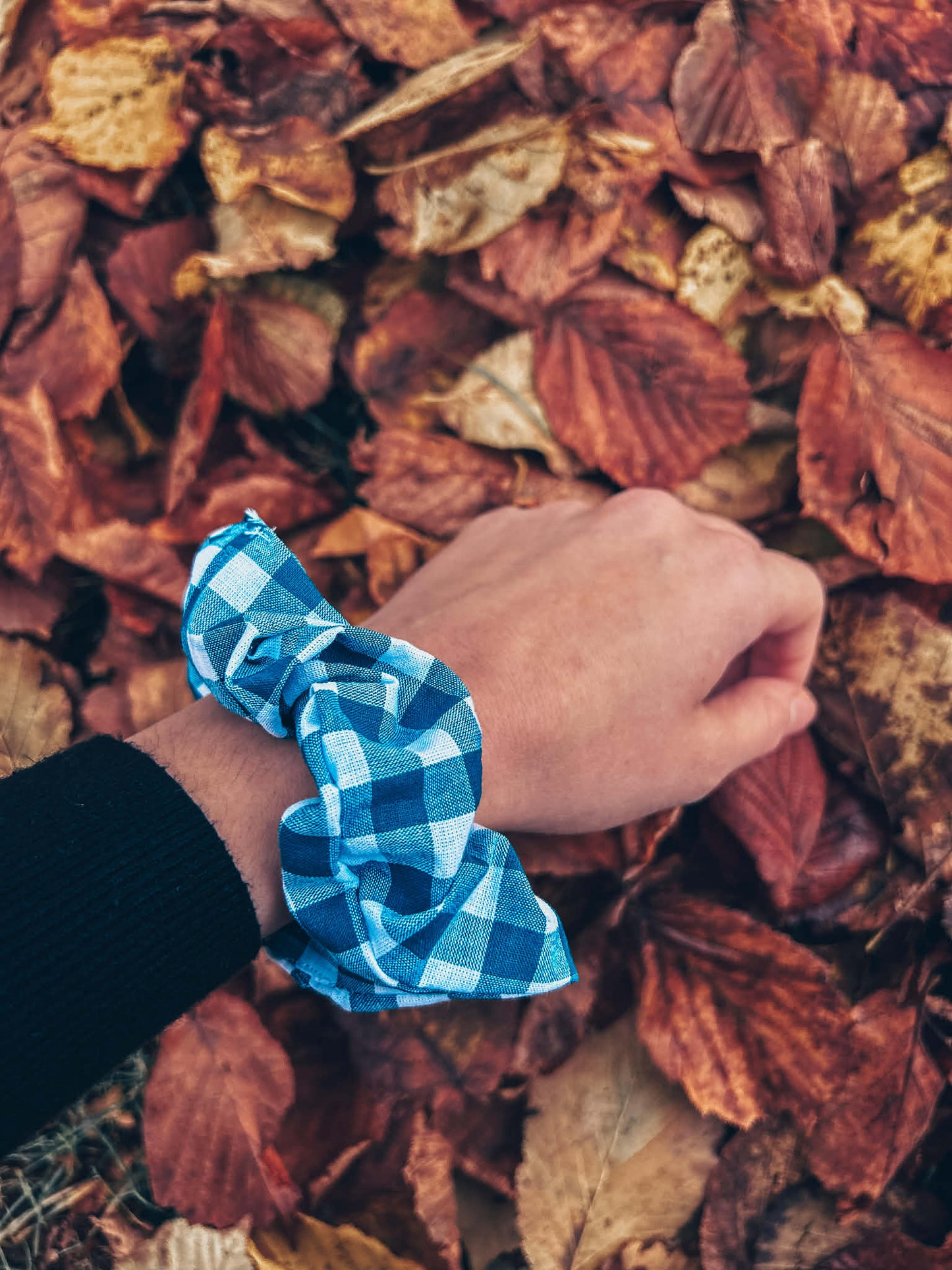Scrunchie met blauwe ruitjes