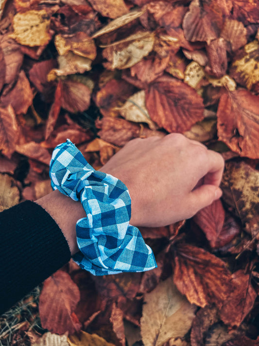 Scrunchie met blauwe ruitjes