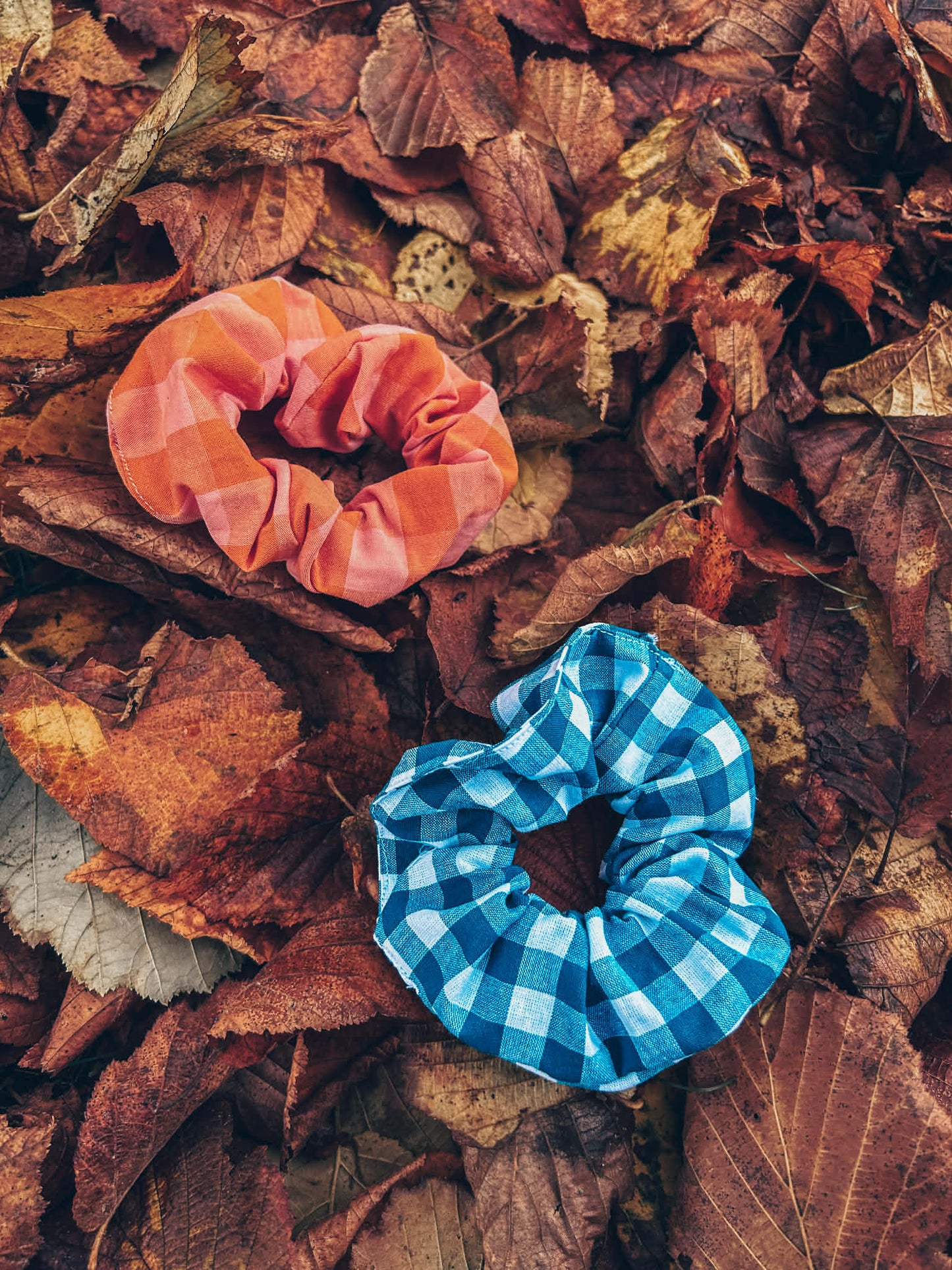 Scrunchie met blauwe ruitjes