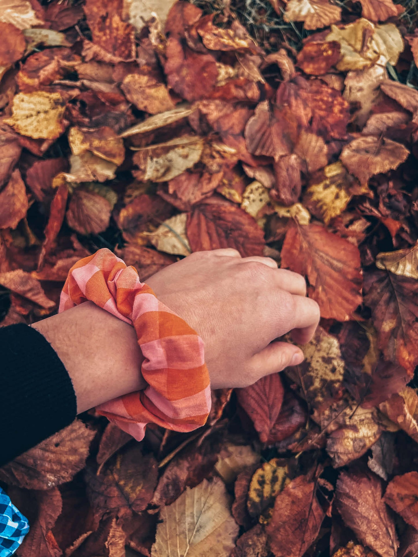 Scrunchie met roos-oranje ruitjes