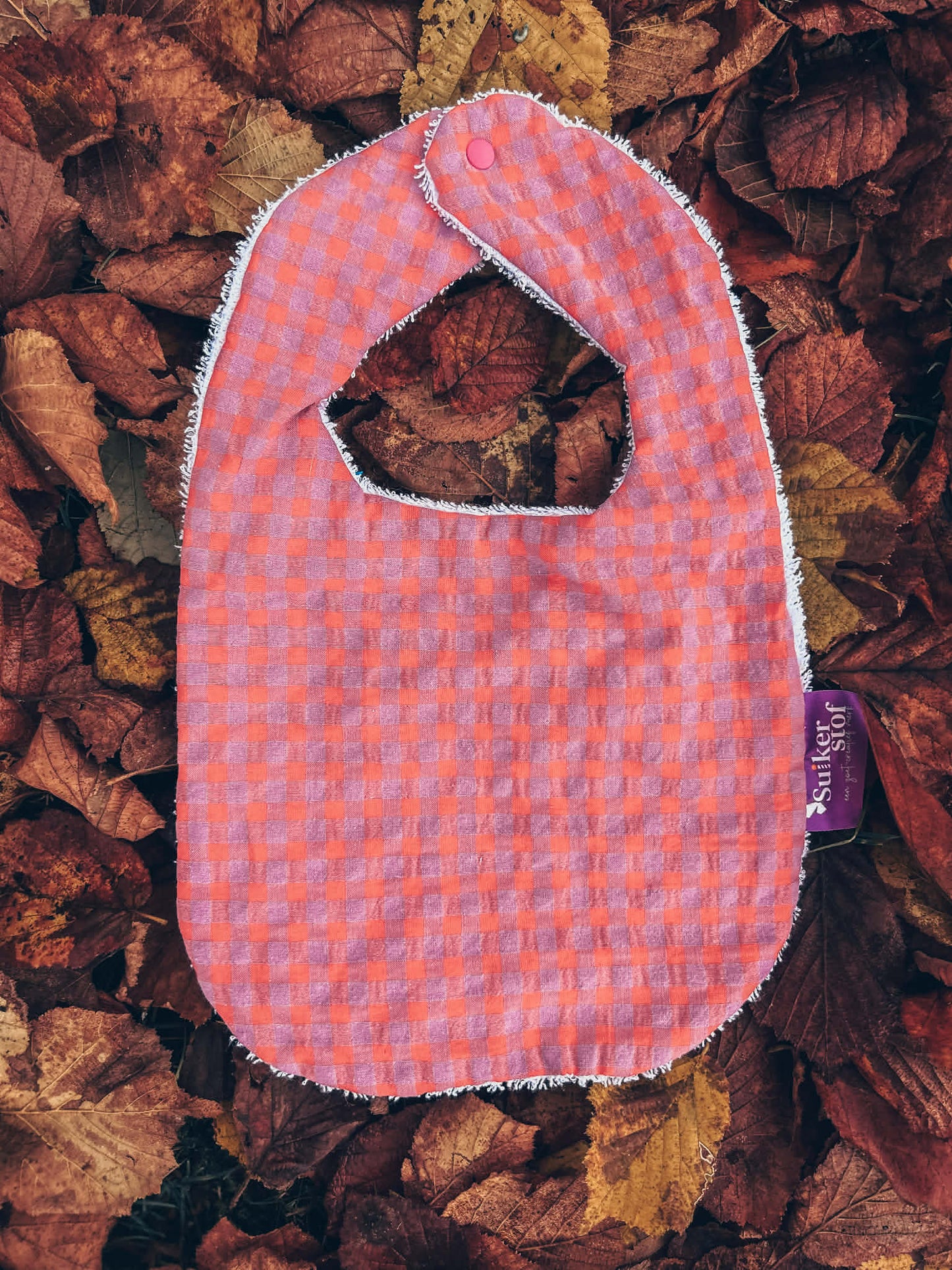 Slabbetje met roze ruitjes