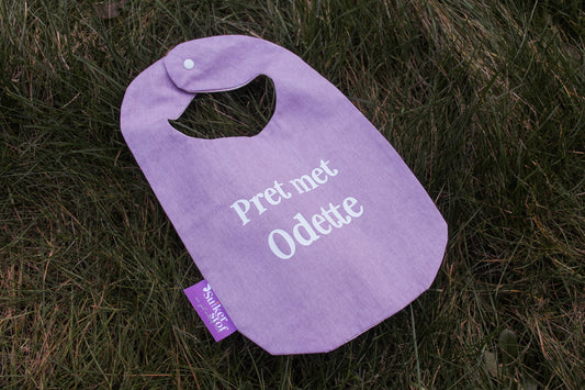 OP AANVRAAG: Slabbetje - met bedrukking naam (kleur en stof op aanvraag)