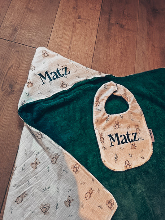 OP AANVRAAG: Matching babybadcape en slabbetje - met bedrukking naam (kleur en stof op aanvraag)