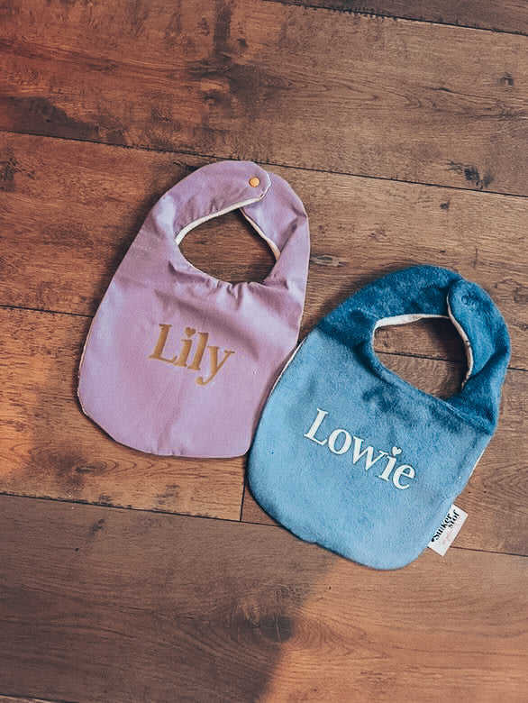 OP AANVRAAG: Slabbetje - met bedrukking naam (kleur en stof op aanvraag)