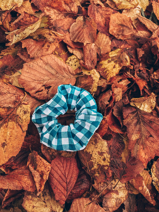 Scrunchie met blauwe ruitjes